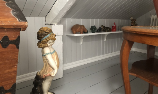 Prydnadsföremål i övre hallen. Skulptur av en flicka samt flodhästar.